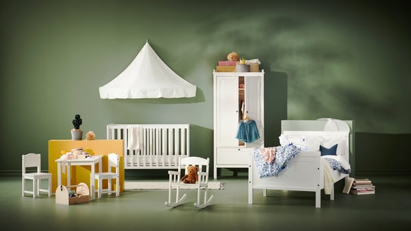Una cuna SUNDVIK blanca en la habitación de los niños