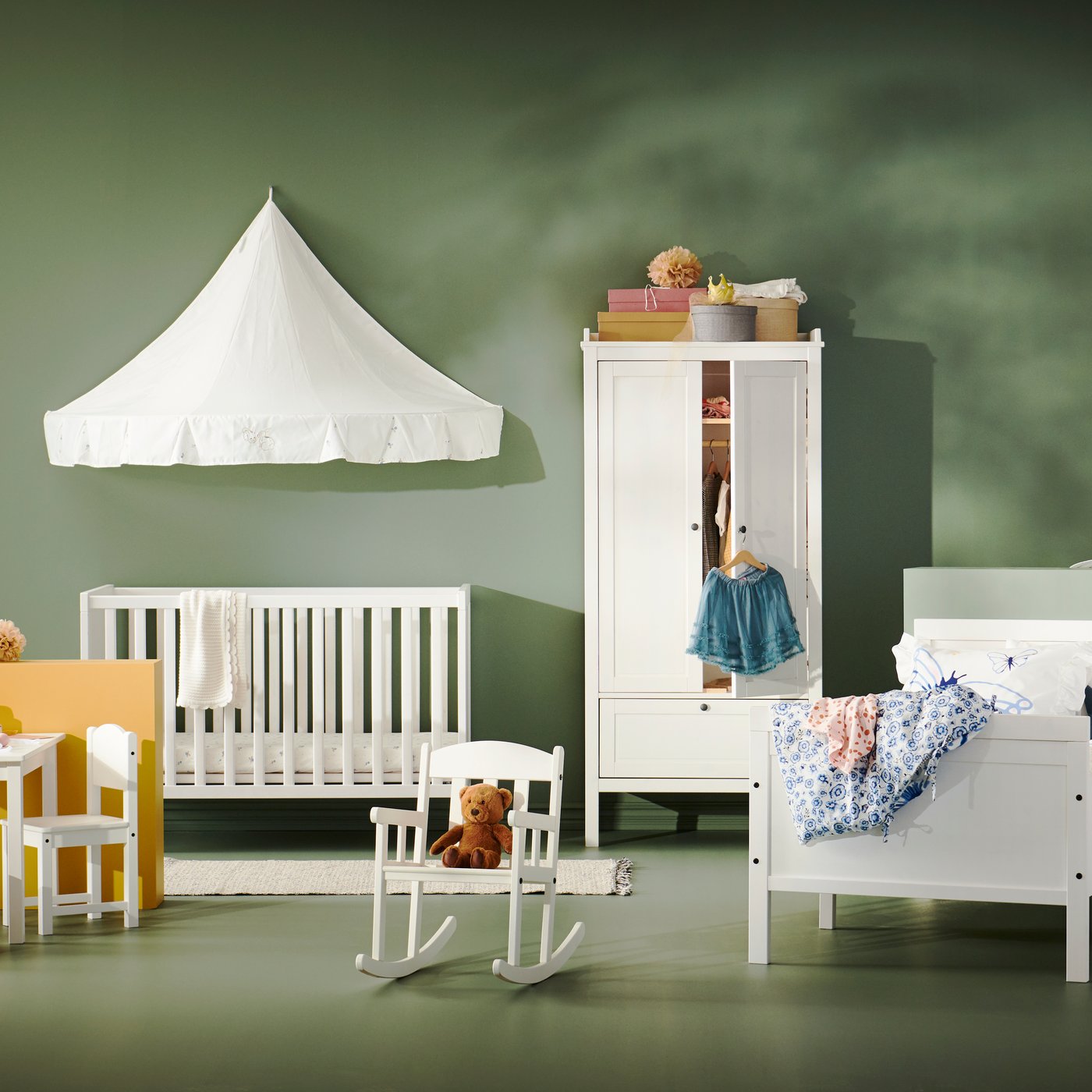 Un lit d'enfant blanc SUNDVIK dans la chambre d'enfant