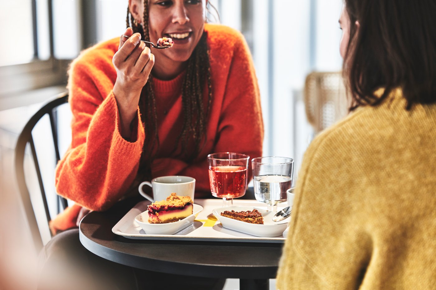 2 Frauen in einem IKEA Kaffee