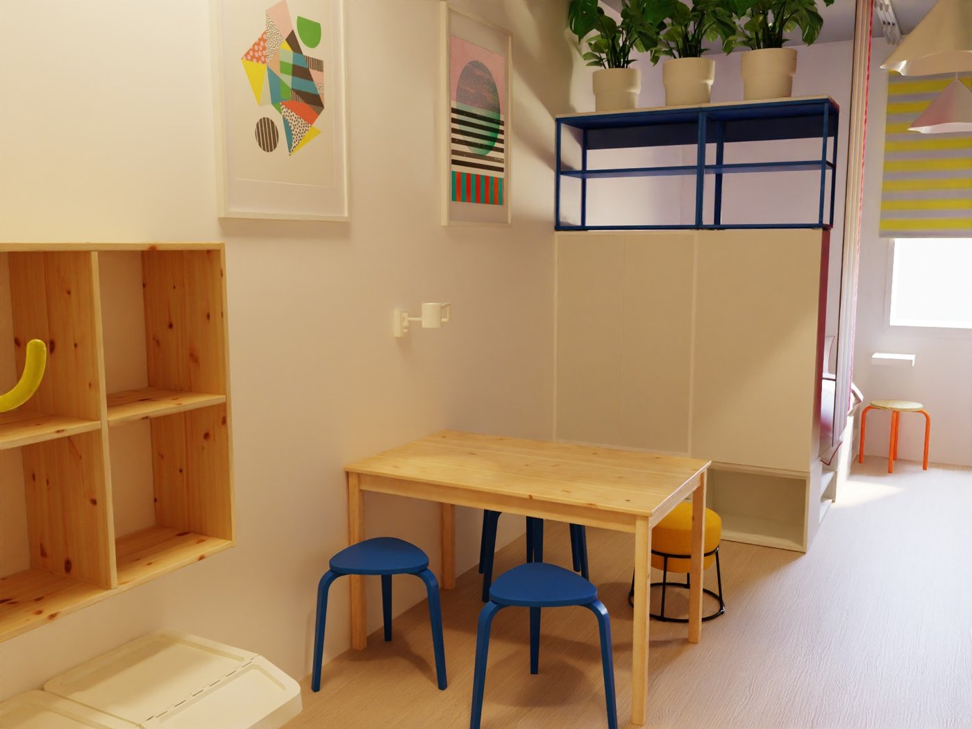 Teil eines Hotelzimmers. Blick auf einen Tisch mit vier Hockern. Dahinter eine teils geschlossene, teils offene Aufbewahrung. An der Wand über dem Tisch Bilder. Im Vordergrund links eine offene Aufbewahrung an der Wand und darunter Kunststoffboxen.