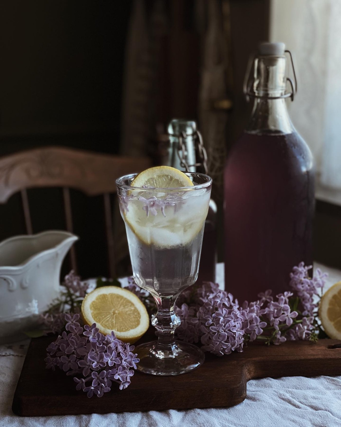 Una copa de vino POKAL de cristal transparente en el comedor