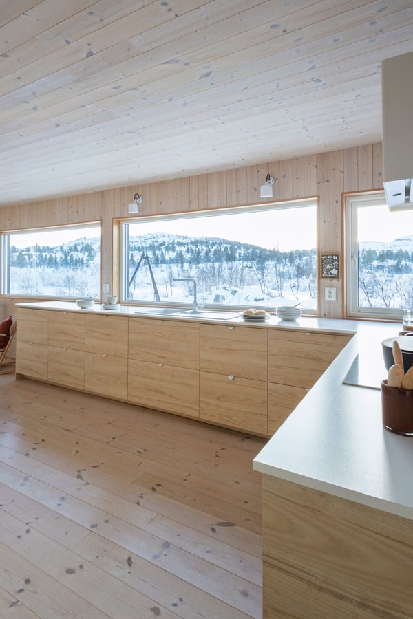En kjøkkeninnredning i lyse naturmaterialer er ordentlig fint og har en beroligende effekt. 