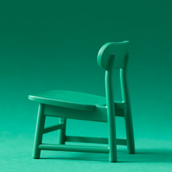 A living room/kitchen multicolour HUSET dollhouse furniture and figures