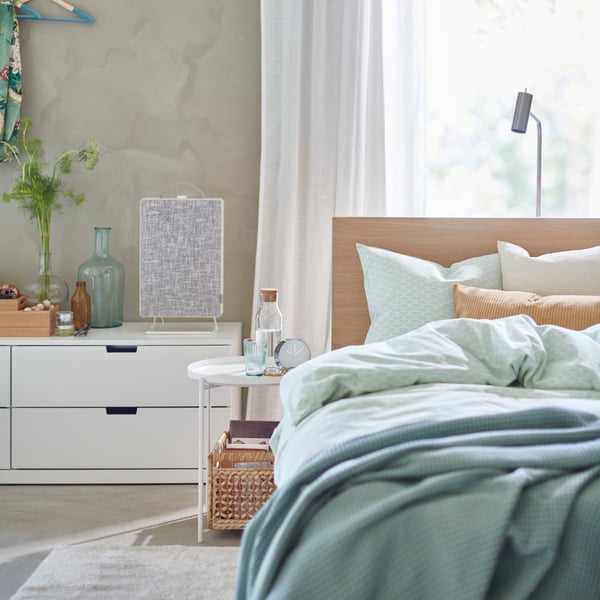 A white/light turquoise KASKADGRAN quilt cover and pillowcase in the bedroom