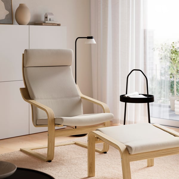 Ein POÄNG Sessel und Hocker mit einem eichefarbenen Gestell und einem beigen Kelinge Bezug, der im Preis reduziert ist.