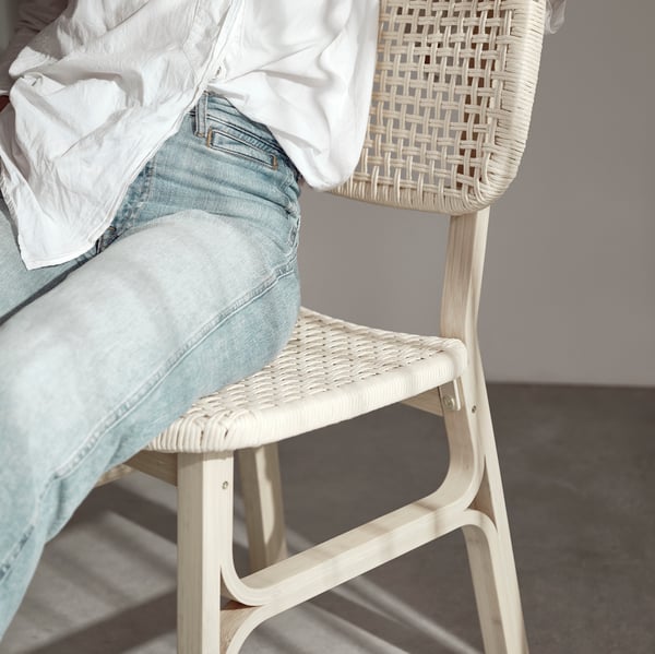A light bamboo VOXLÖV chair in the dining room