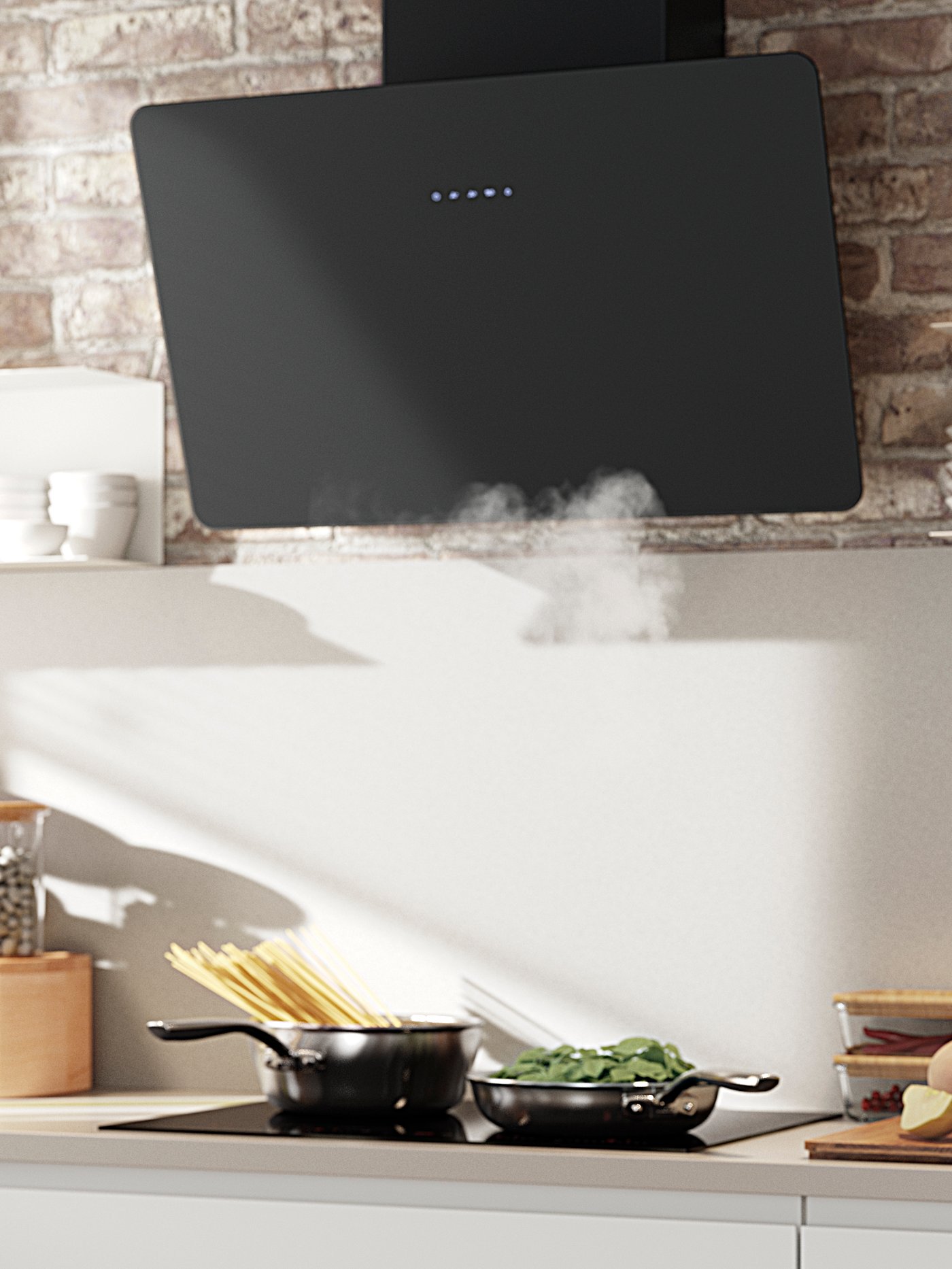 Une hotte aspirante FINSMAKARE noire montée sur un mur de briques, une casserole avec des spaghettis et une poêle sont sur une plaque à induction en dessous.