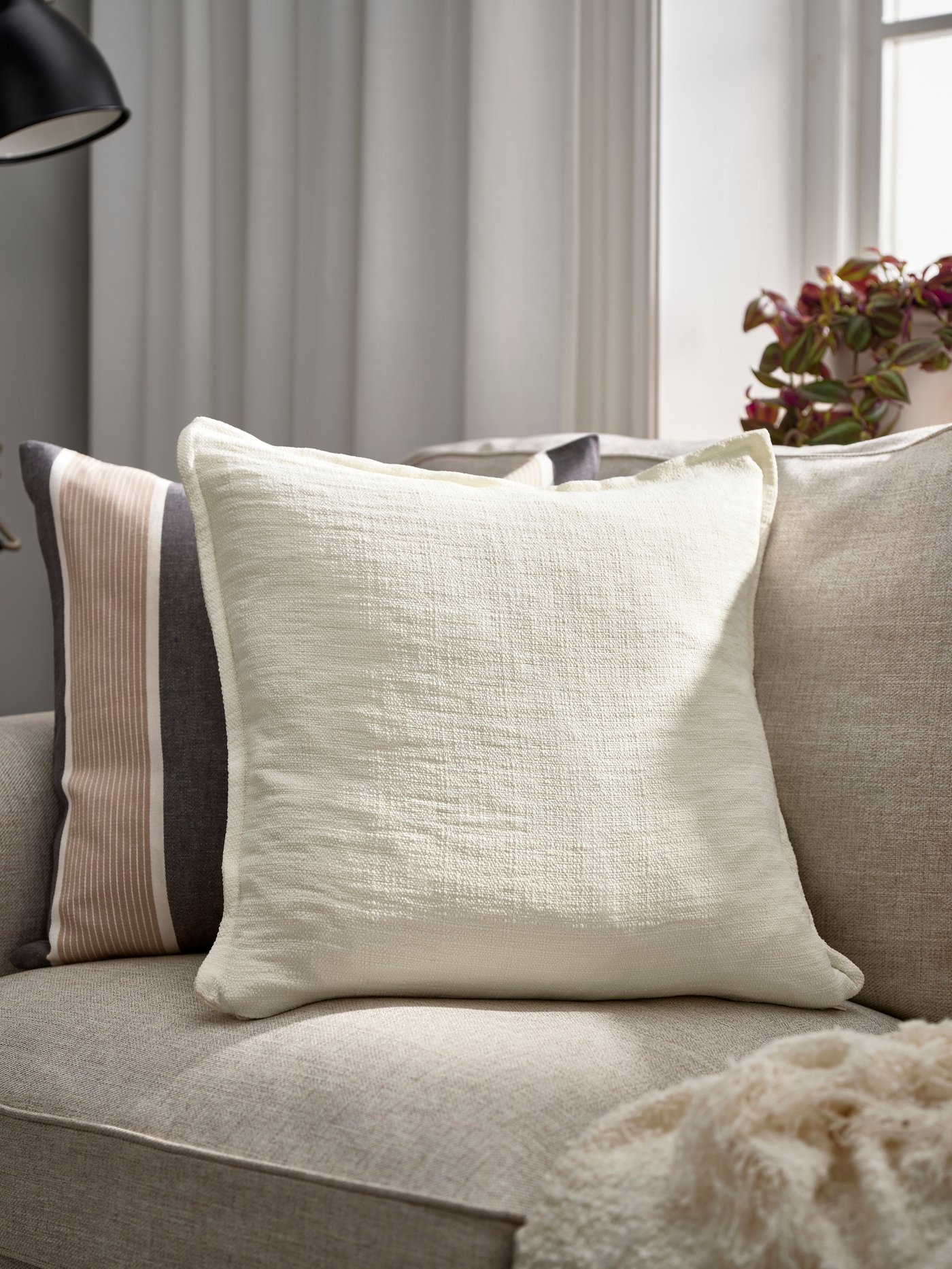 Una funda de cojín LAGERPOPPEL color hueso