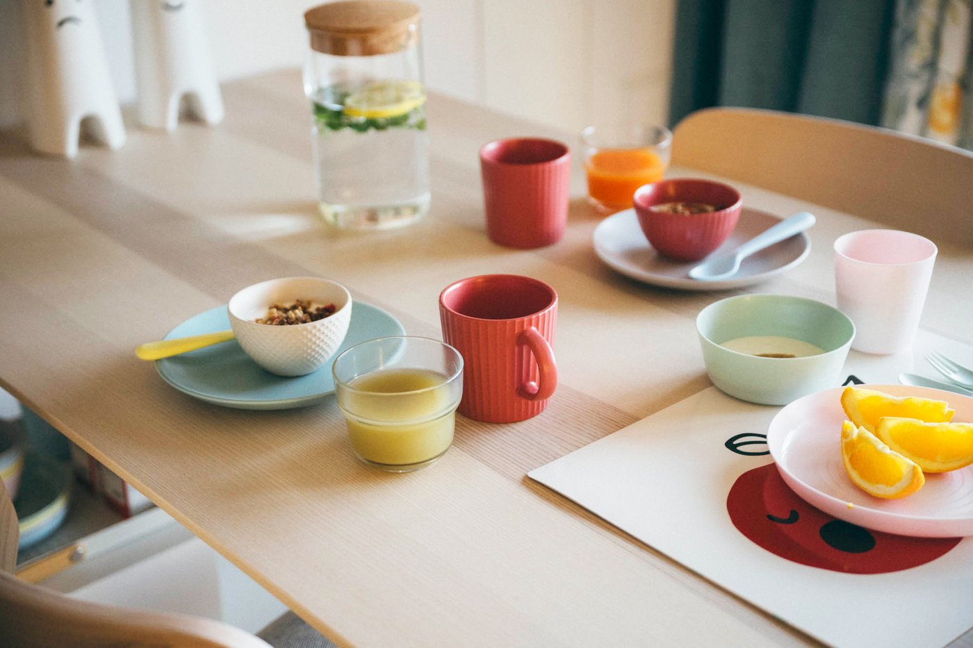 KALAS/カラースのプレートやボウルが並ぶ食卓