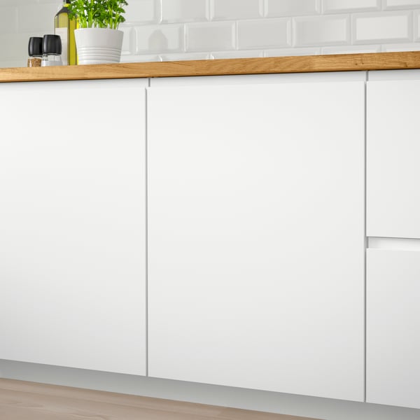 A matt white VOXTORP kitchen.