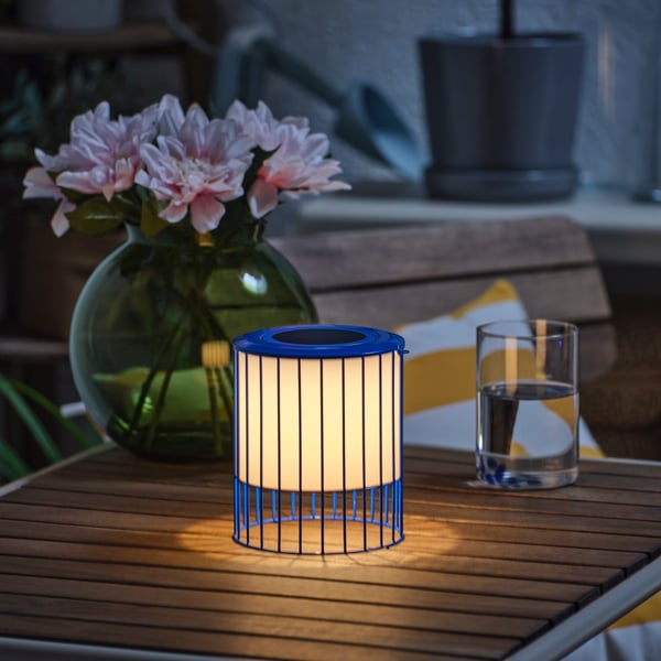 A solar-powered/blue SOLVINDEN table lamp