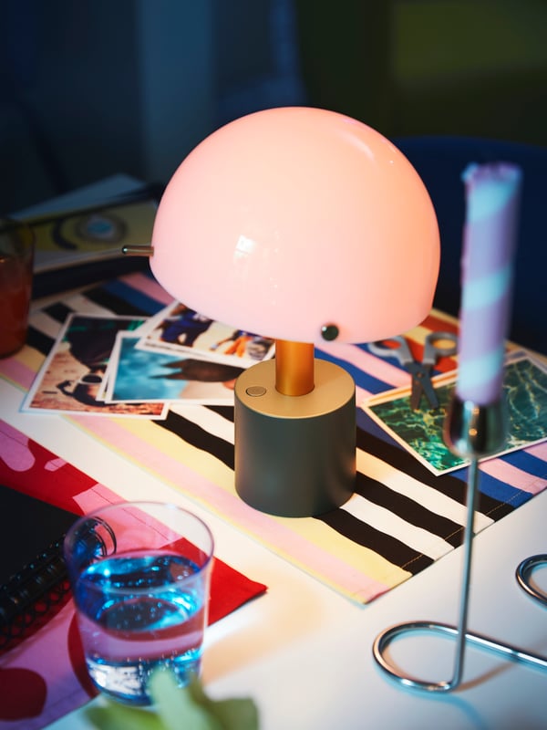 A NÖDMAST table lamp stands on a table.
