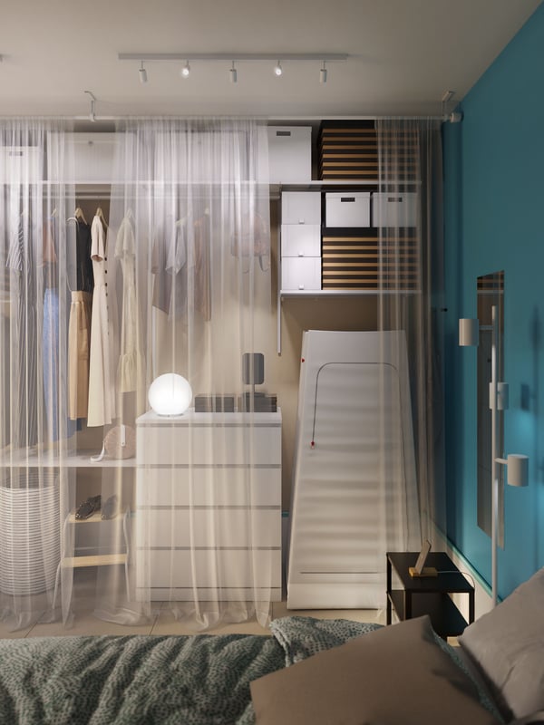Dormitorio con grandes ventanas, cortinas KALKFLY de color rosa palo y cortinas semiopacas KALKFLY de color beige oscuro.