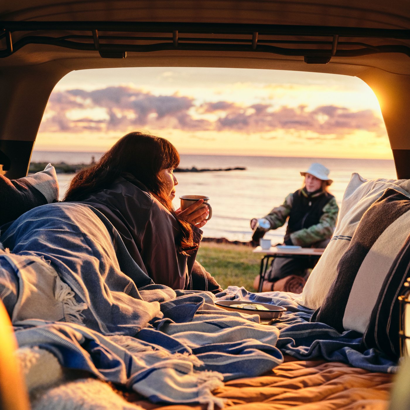 A beige/blue SOLUPPGÅNG cushion cover outside