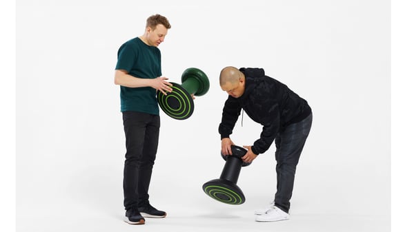 IKEA of Sweden のデザイナー David WahlとXBOXのデバイスデザイナー Elliot Hsuが協働し、コントローラーのオリジナル3Dデザインデータを基に開発。