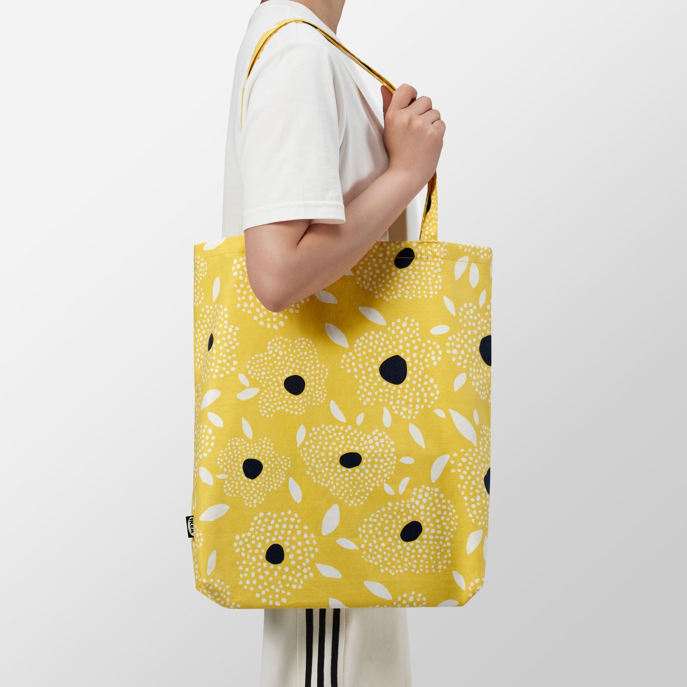 An yellow EFTERTRÄDA bag