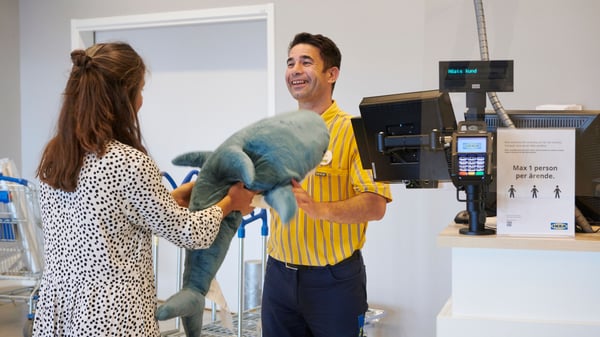 A costumer returning a BLÅHAJ shark.