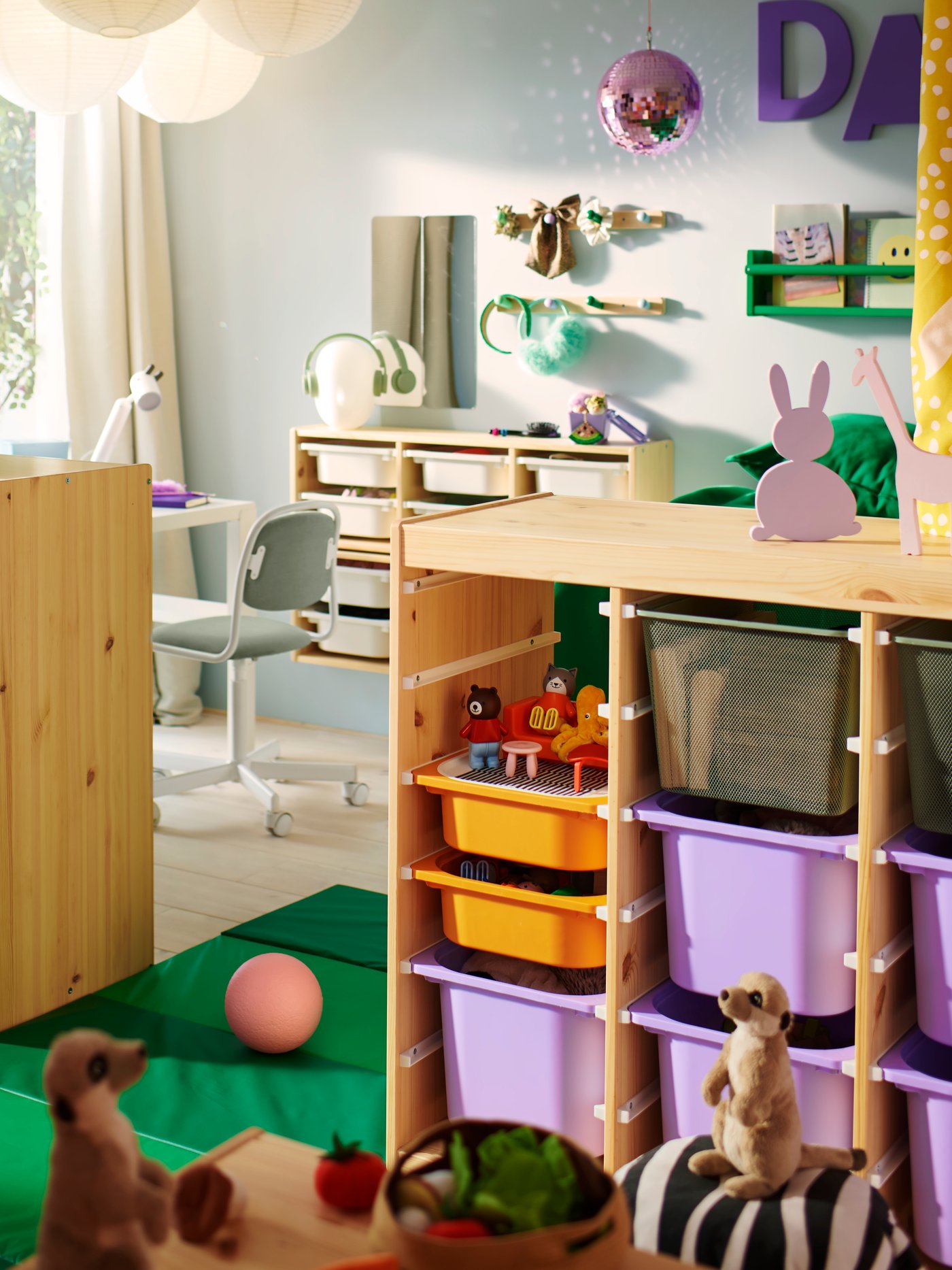 Pokój dziecięcy z meblami TROFAST jako ścianka działowa.