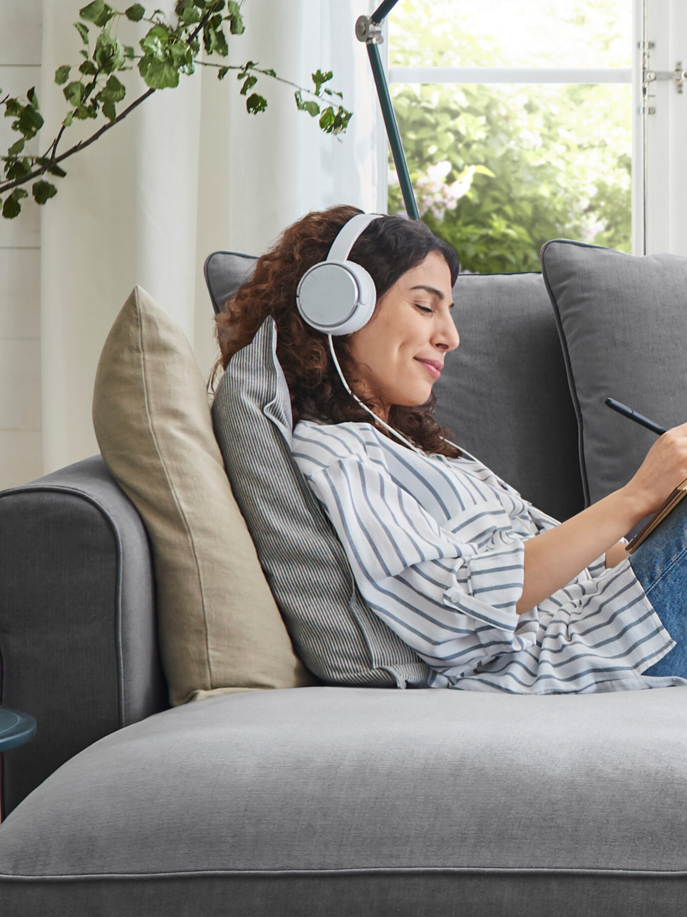 A light beige SANELA cushion cover