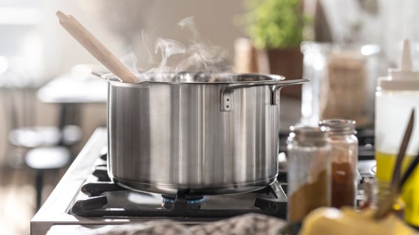 Casserole HEMKOMST en acier inoxydable et verre avec couvercle