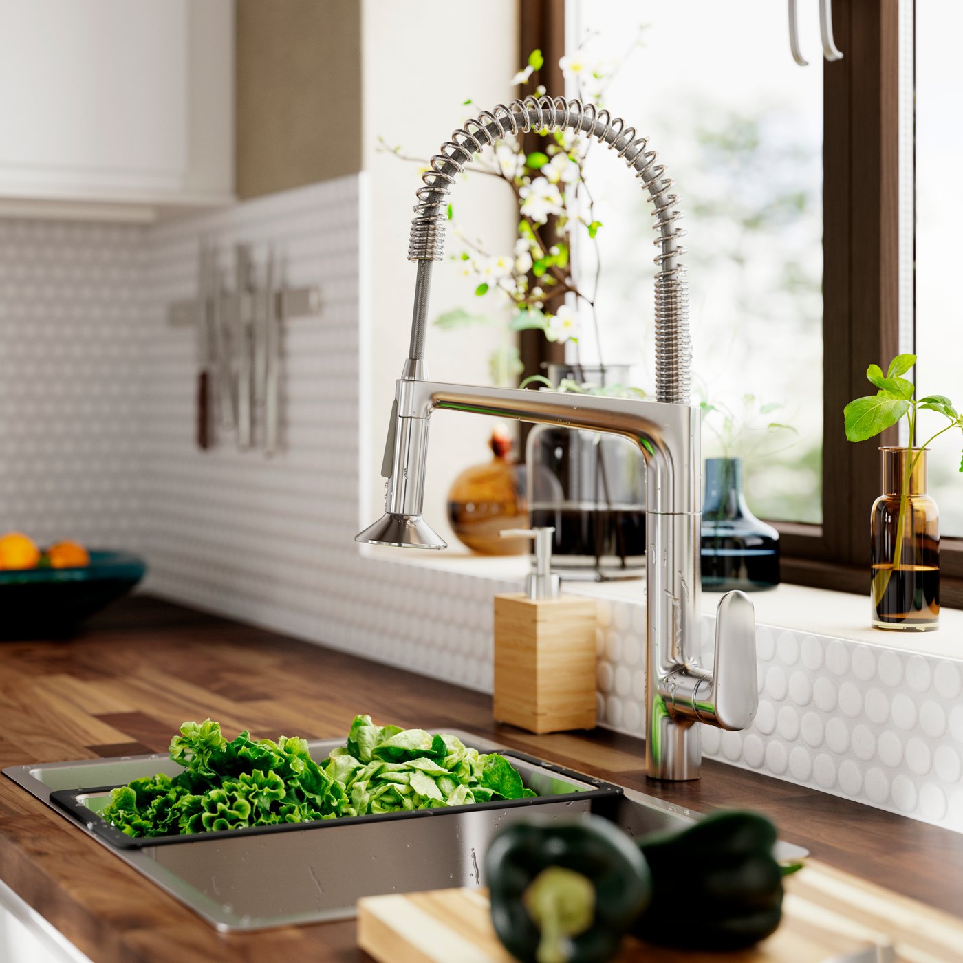 A VRESJÖN inset sink has a MAJSJÖN kitchen mixer tap and there’s a NORRSJÖN colander in stainless steel with green veggies.