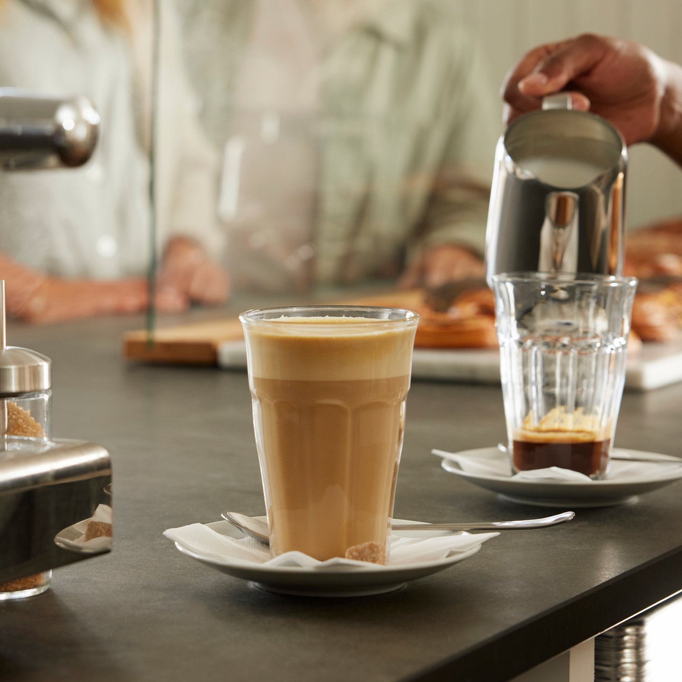 Ett POKAL glas med kaffe i.