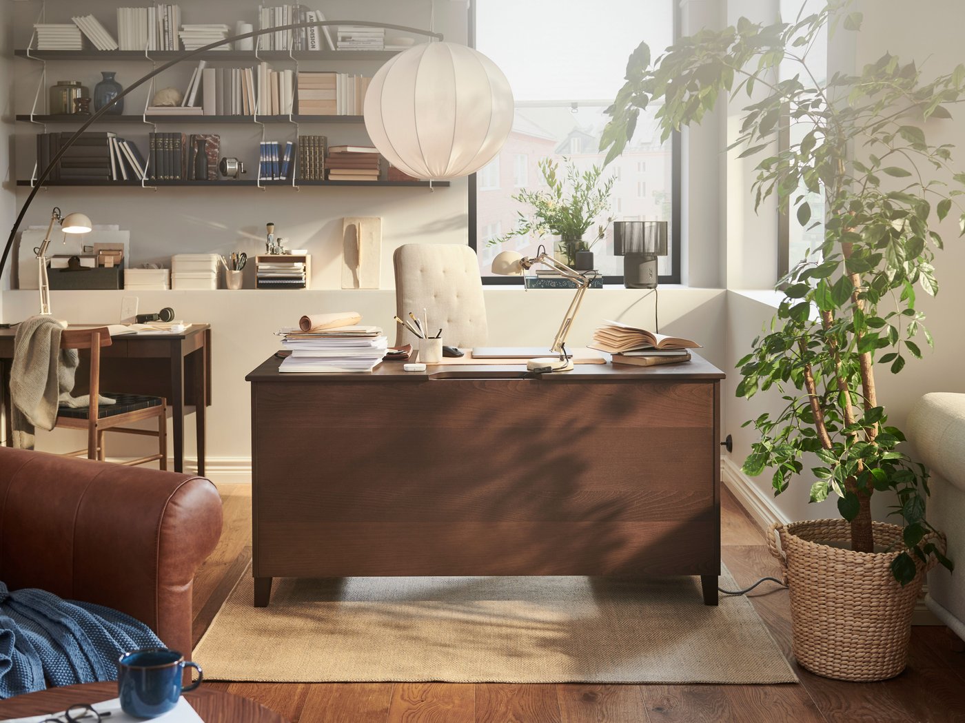 Un espace de travail traditionnel à domicile, à l'esthétique raffinée, avec un bureau IDANÄS au centre de la pièce.