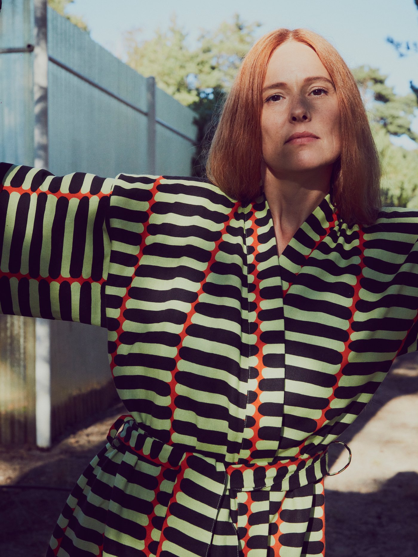 ผู้ชายและผู้หญิงสวมชุดกิโมโน BASTUA/บาสตูอา สีฟ้าโพสท่าเล่นกันอย่างสนุกสนาน ทั้งสองคนถือใบรูบาร์บขนาดใหญ่อยู่ในที่กลางแจ้ง อิเกีย มารีเมกโกะ IKEA Marimekko