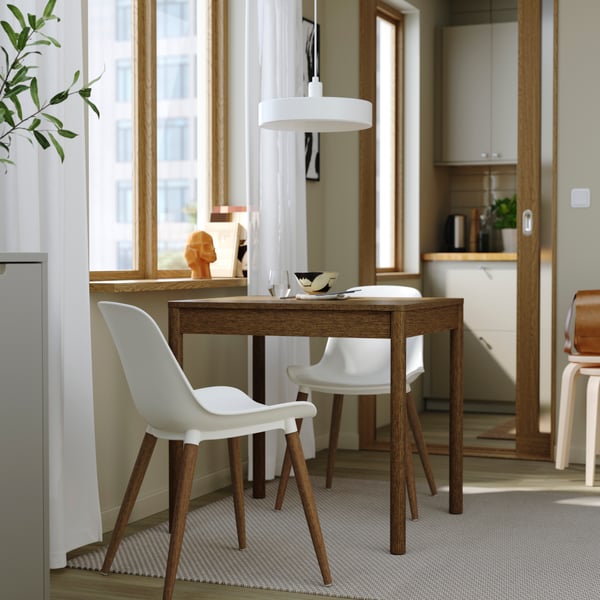 Ein kleiner TONSTAD Tisch in dunkelbraun mit zwei GRÖNSTA Stühlen.