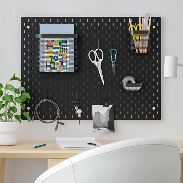 Een zwarte SKÅDIS-pegboardcombinatie