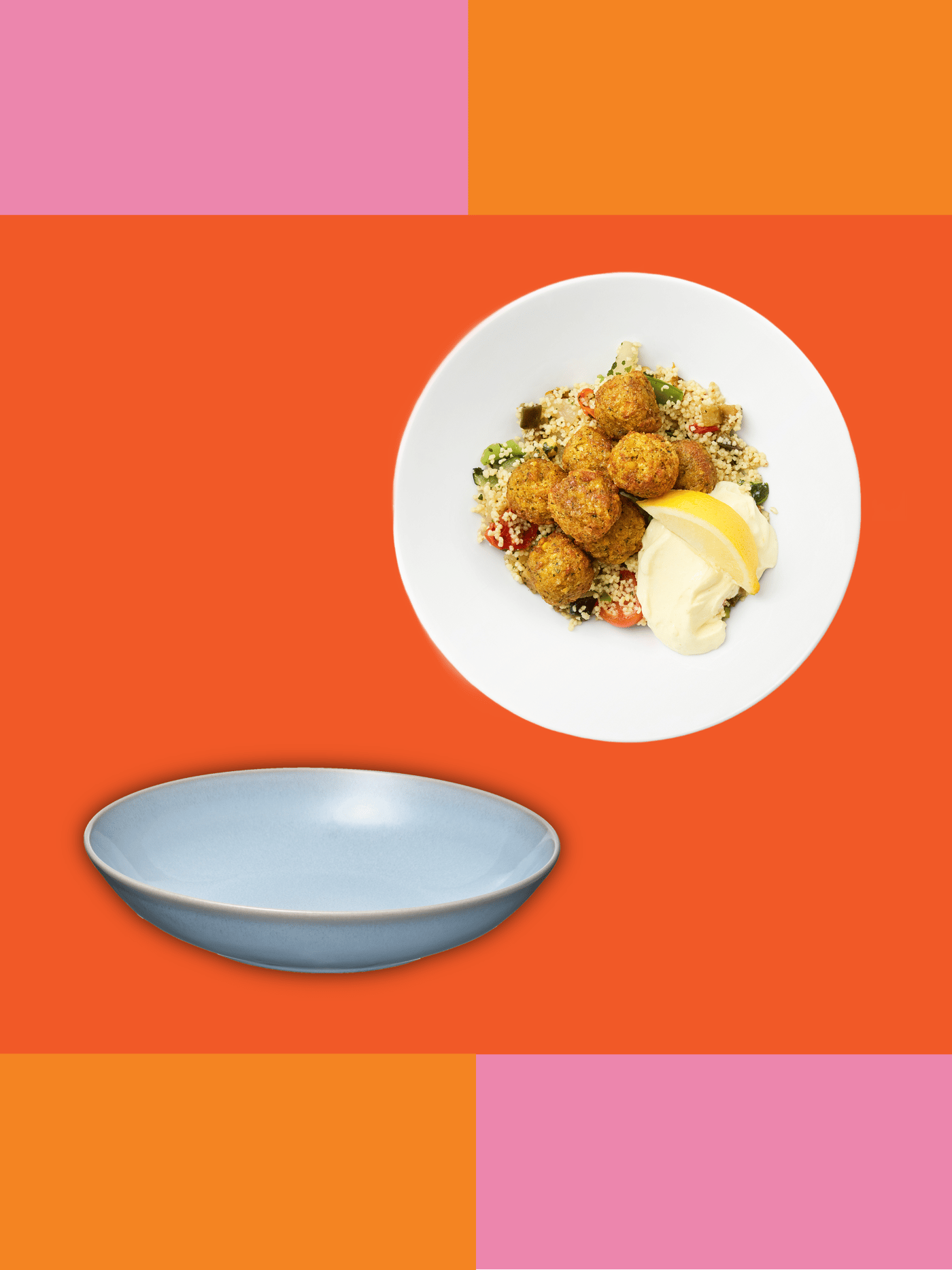 Vizual promoțional IKEA: farfurie cu meniu Falafel și farfurie FÄRGKLAR pe fundal portocaliu, cu mesaj „Savurează un preparat și primești o reducere”, ofertă pentru membri IKEA Family 18–31 mai 2026.