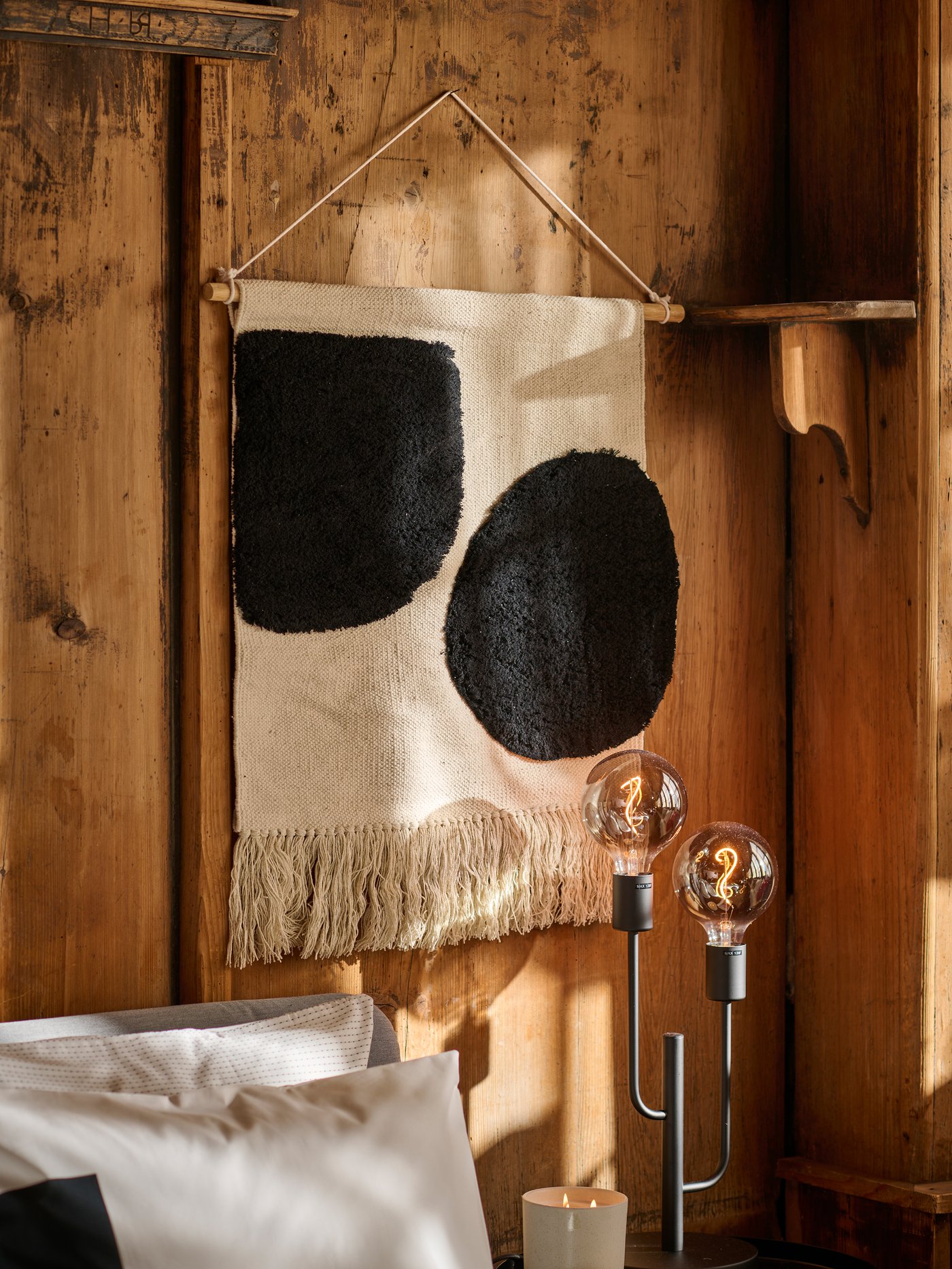 Et marcramé ophæng på en trævæg.