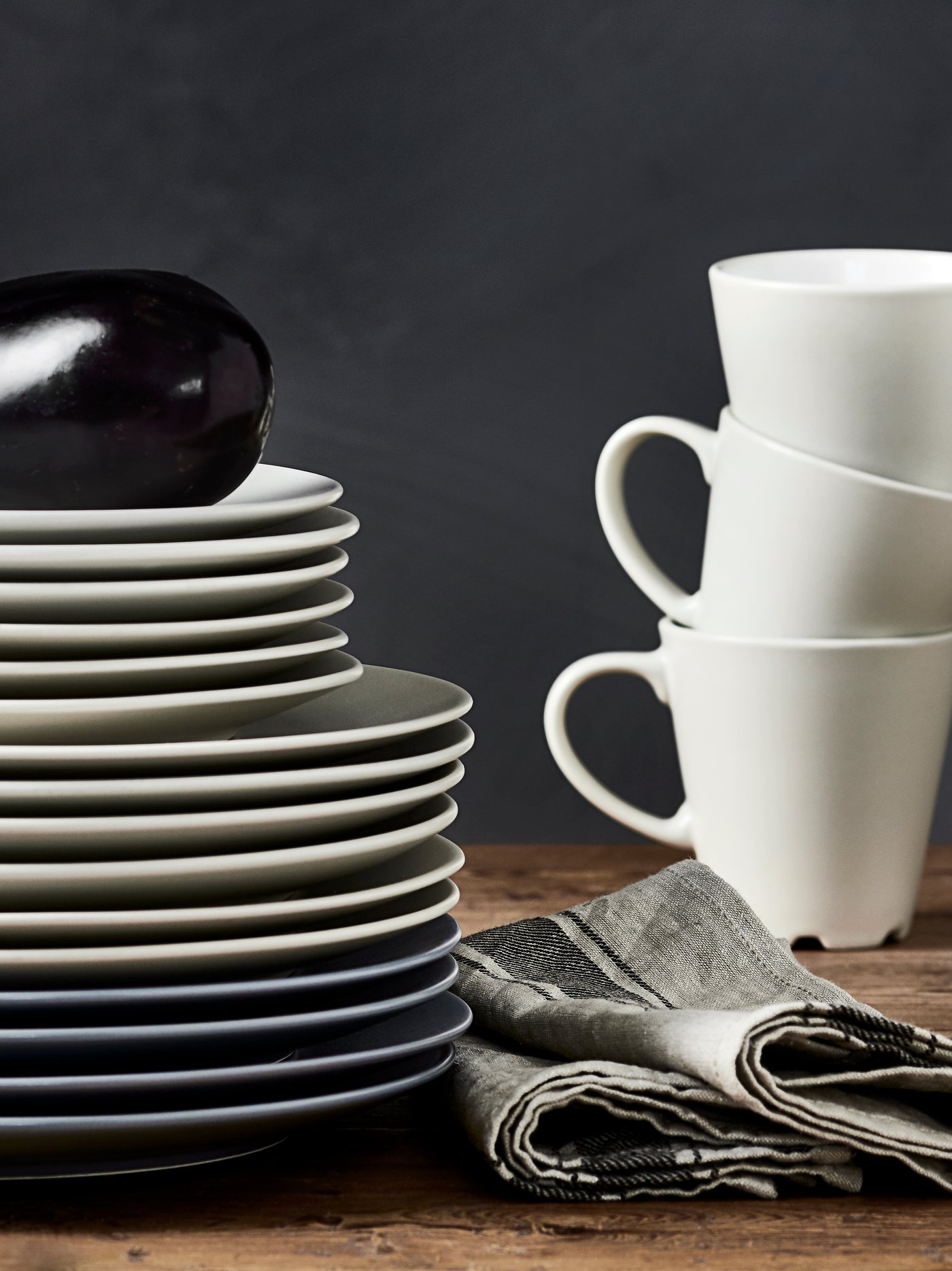 A grey-blue DINERA plate in the dining room