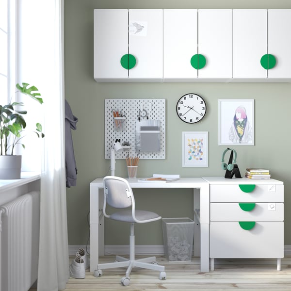 A bright teens bedroom with white SMASTAD wall cabinets a desk and a chest of drawers