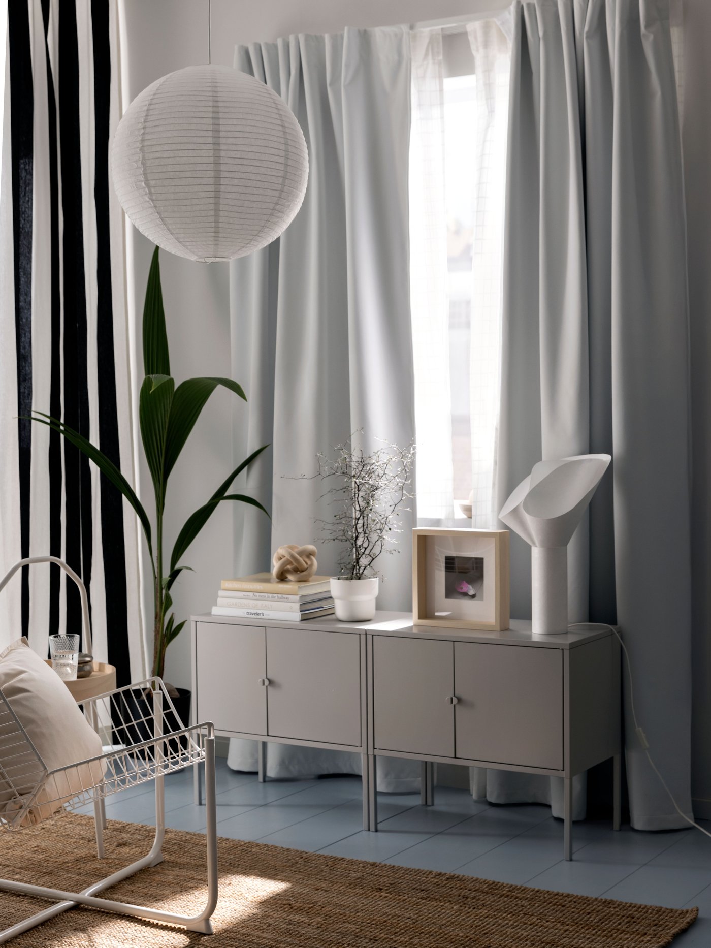 Et metal/gråt LIXHULT skab i stuen