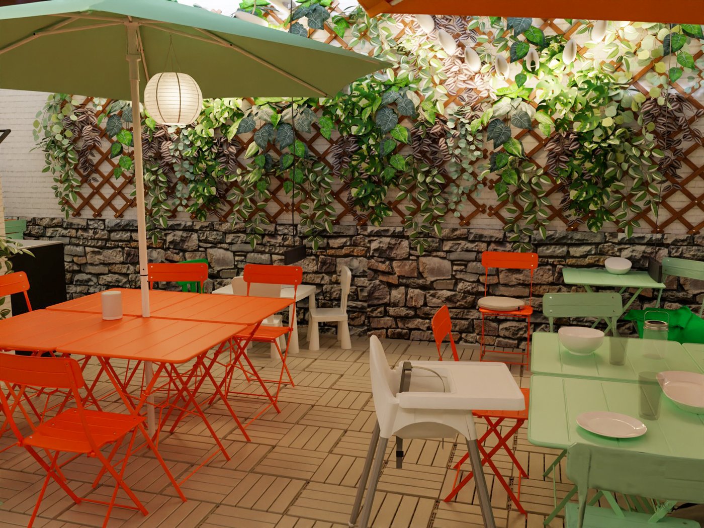 Teil der Terasse eines Hotels. Blick auf eine begrünte Mauer mit Rabatten. Davor Tische und Stühle, sowie ein Sonnenschirm