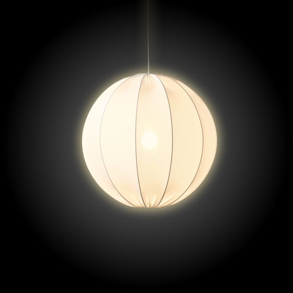 Lampă suspendată rotundă, cu abajur alb și linii verticale subțiri, iluminată pe fundal negru.