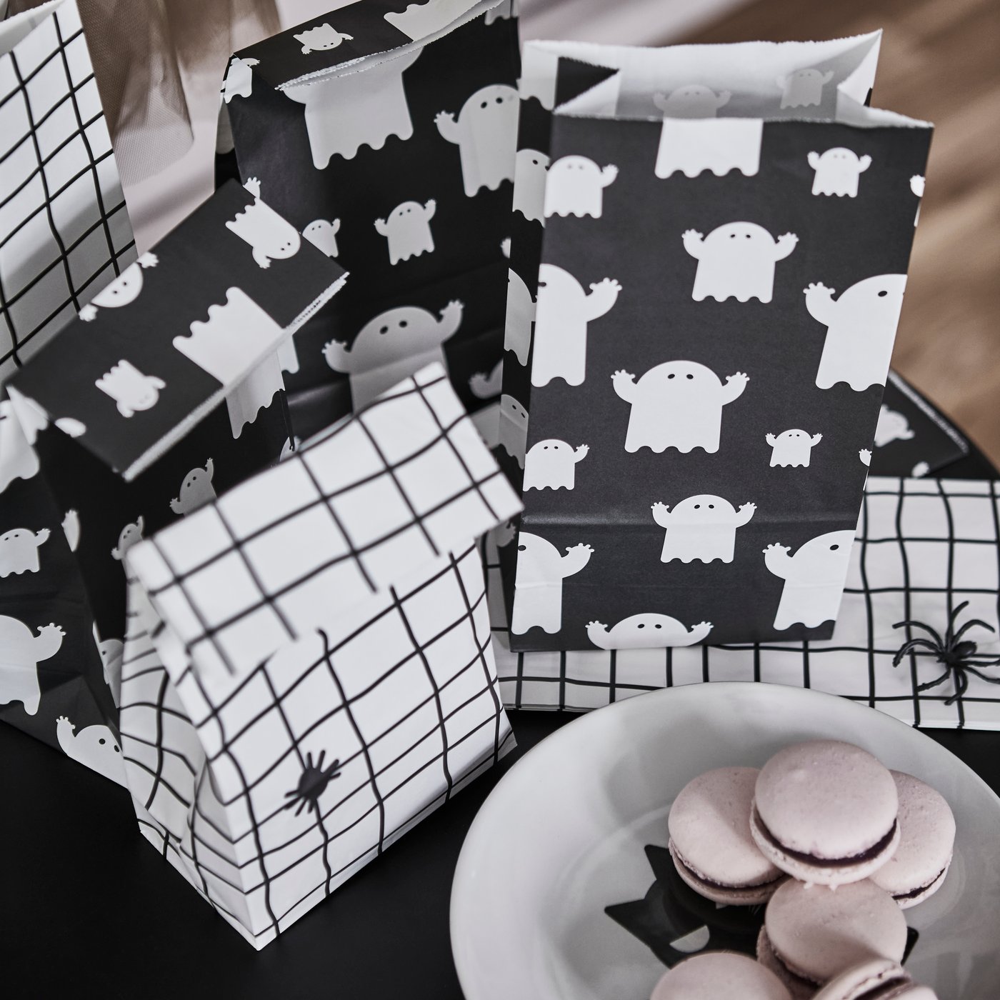 A mixed patterns white/black KUSTFYR paper bag