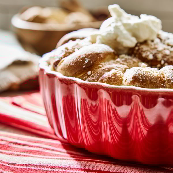 A red VINTERFINT pie dish