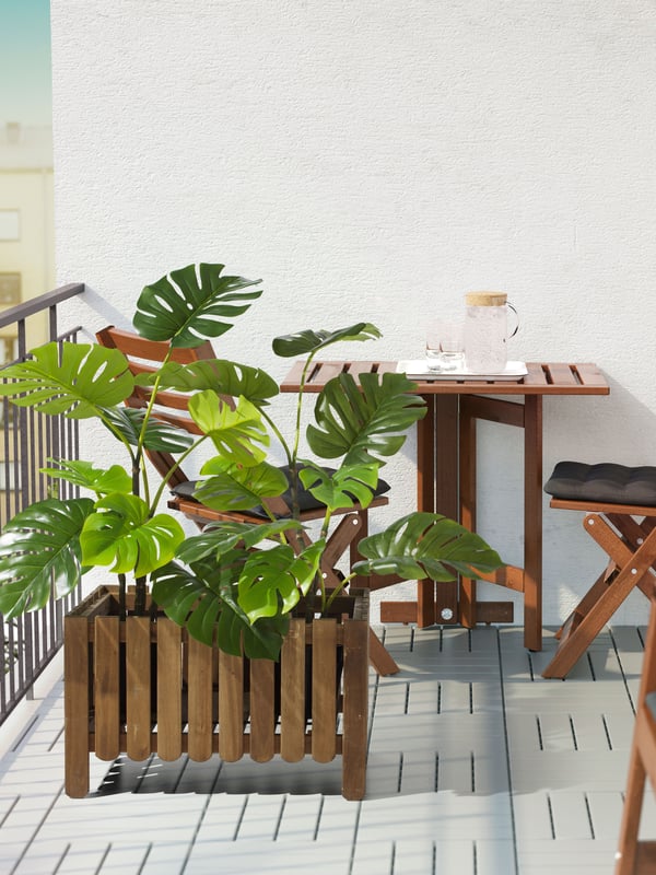 An in/outdoor Monstera FEJKA artificial potted plant