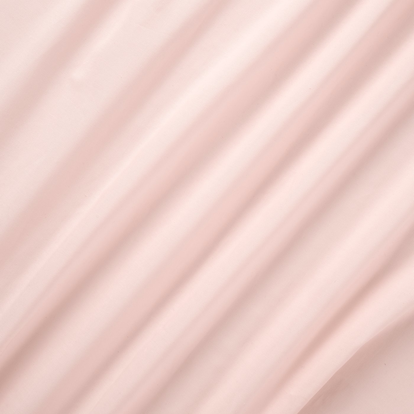 Närbild på rosa gardintyg. 