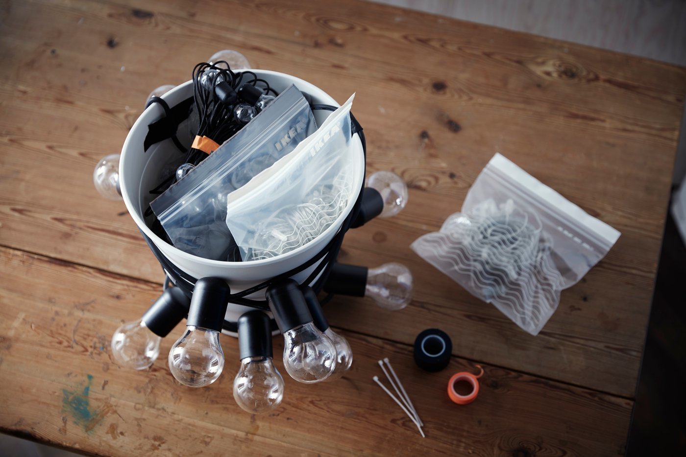 Ein weißer FNISS Abfalleimer