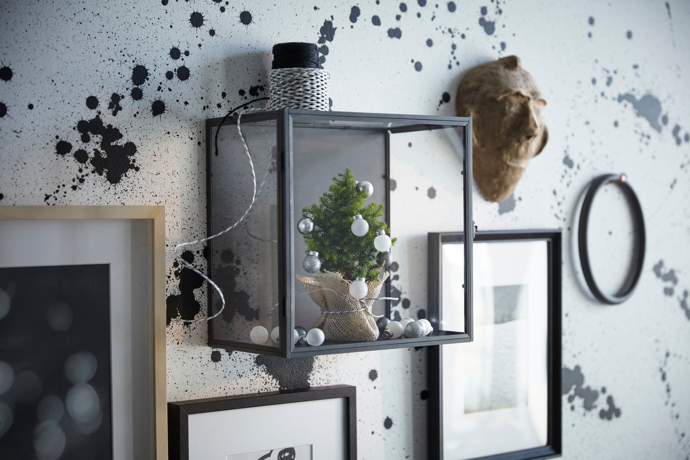 Tražiš nove ideje za ukrase u dnevnoj sobi tokom praznika? Napravi zidne ukrase pomoću mini jelke u izložbenoj kutiji! IKEA BARKHYTTAN izložbena kutija sjajno je mesto za malu jelku.
