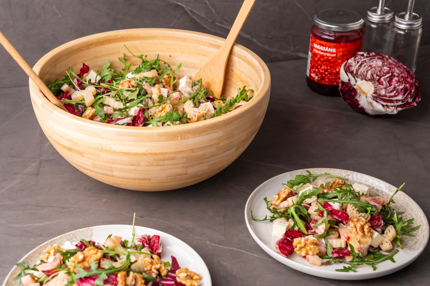 Ein Elch-Pasta-Salat in einer Schüssel auf einem Tisch angerichtet.
