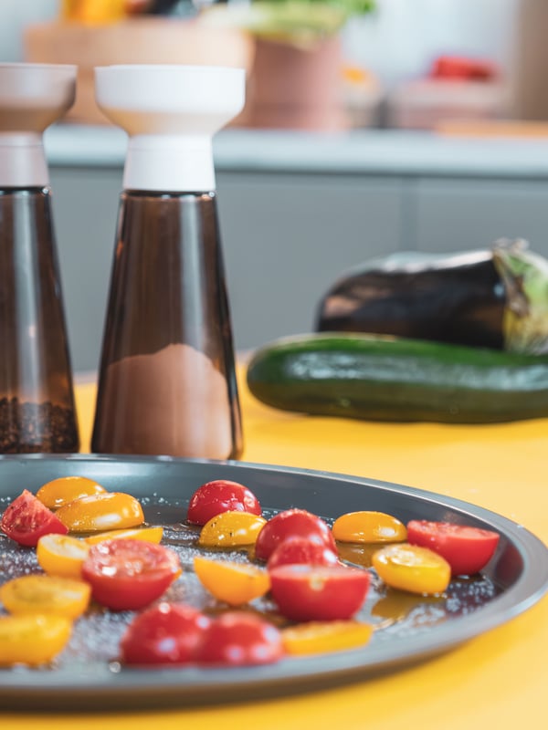 Teglia con pomodorini e macinaspezie