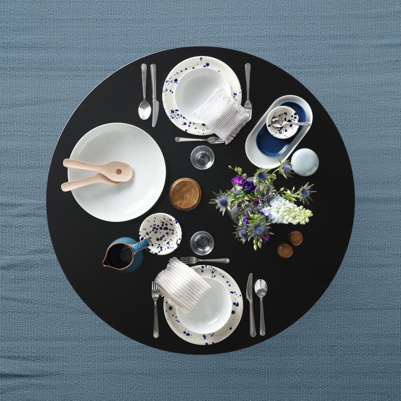 A black/black DOCKSTA table in the dining room