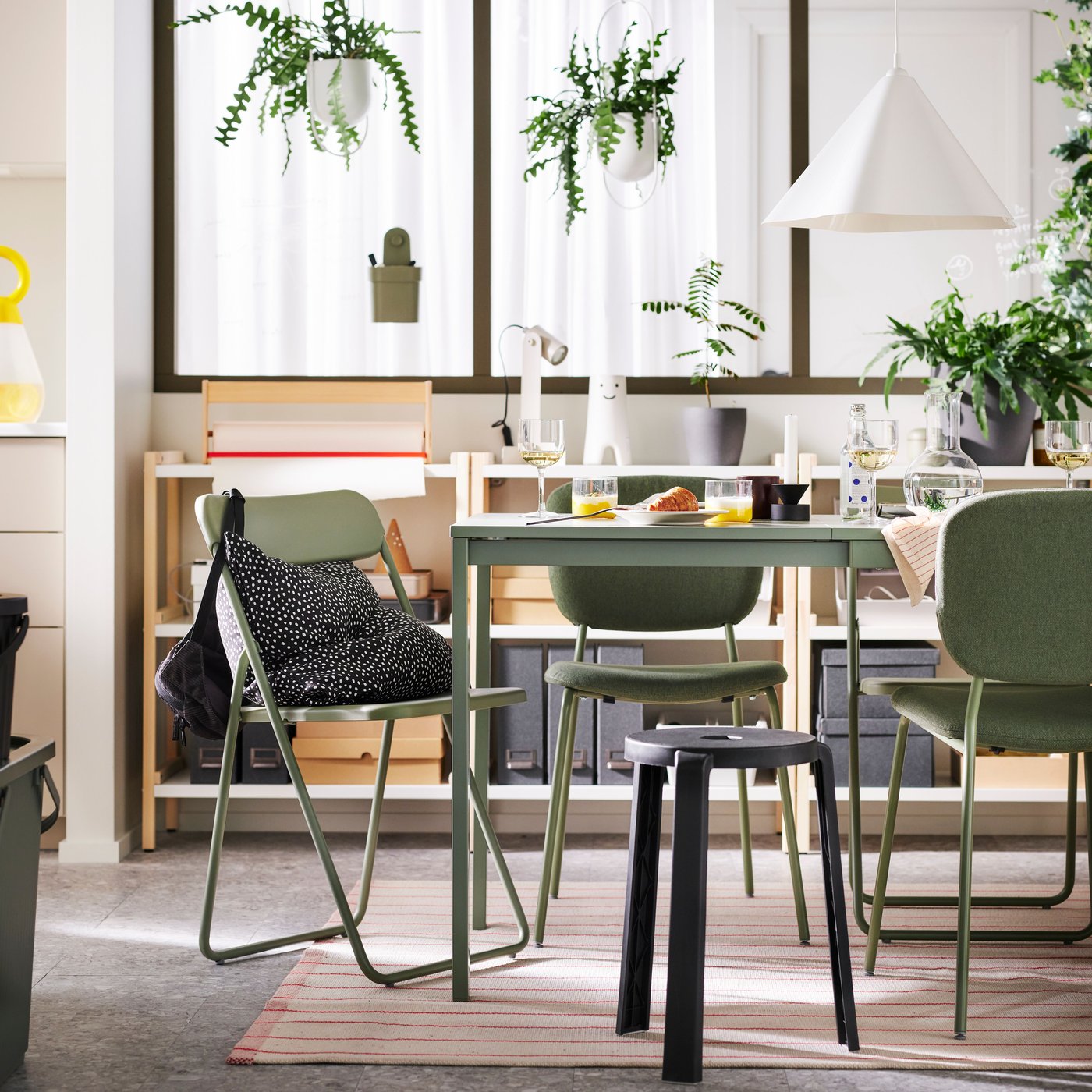 A grey-green ÖBONÄS container with suction cup in the dining room