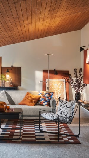 Un photophore TALLTITA rose et marron dans le salon