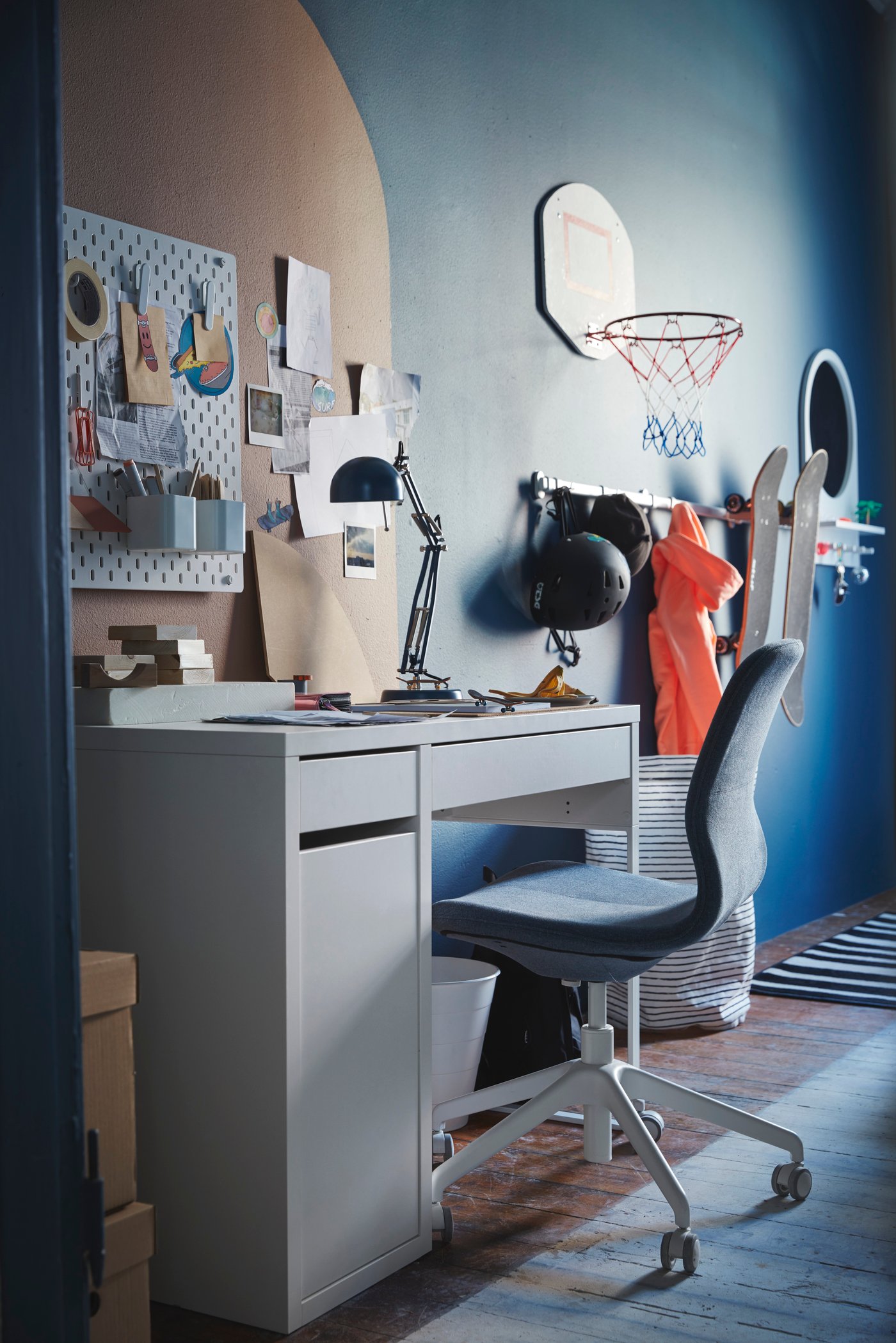 Una habitción juvenil con un escritorio ALEX blnco y en frente una silla de escritorio LÅNGFJÄLL.