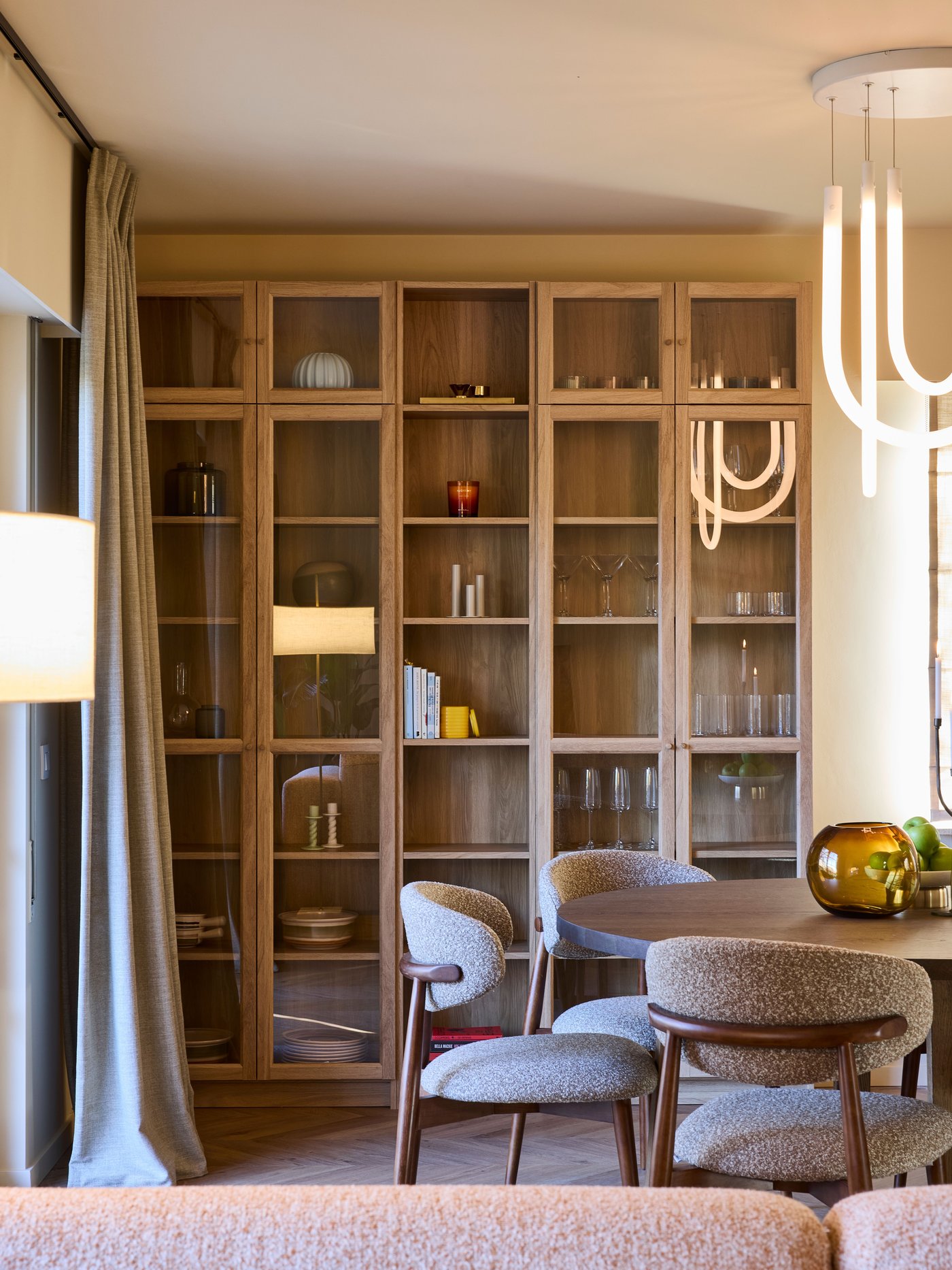 Een dimbare smart/wit glas wit spectrum VARMBLIXT Led-plafondlamp